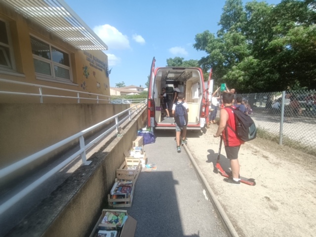 À Nîmes, une librairie ambulante et solidaire prend la route des quartiers prioritaires 1